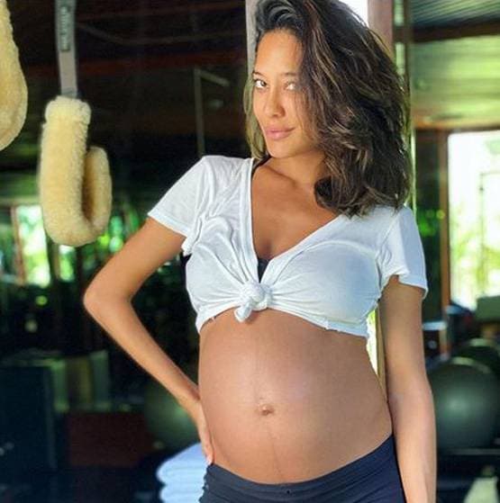 प्रेग्नेंसी फेज एंजॉय कर रही हैं लीजा हेडन, फ्लॉन्ट किया बेबी बंप