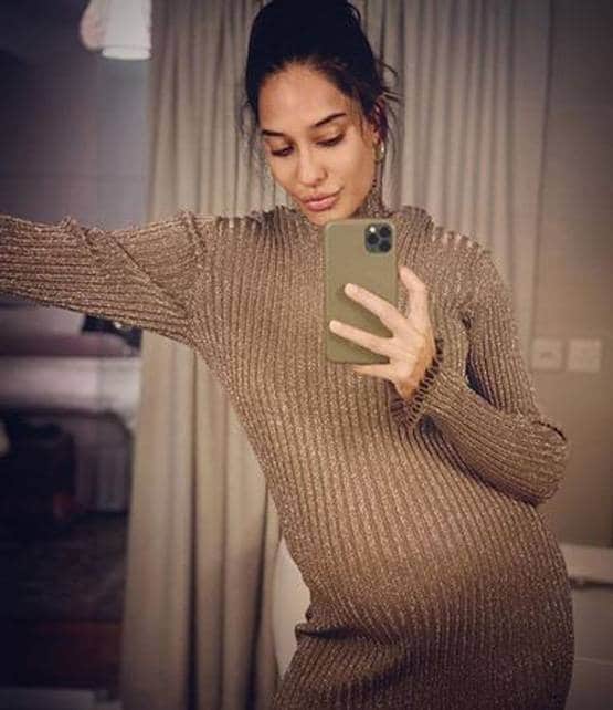 प्रेग्नेंसी फेज एंजॉय कर रही हैं लीजा हेडन, फ्लॉन्ट किया बेबी बंप