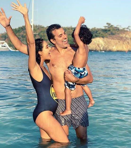 Photos: लीसा हेडन ने फ्लॉन्ट किया बेबी बम्प, बेटे ने किया फोटोबॉम्ब