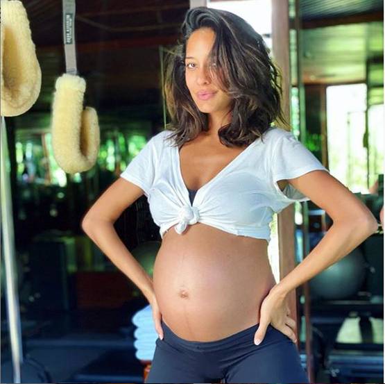 Photos: लीसा हेडन ने फ्लॉन्ट किया बेबी बम्प, बेटे ने किया फोटोबॉम्ब