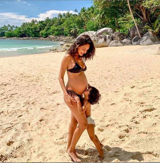 Photos: लीसा हेडन ने फ्लॉन्ट किया बेबी बम्प, बेटे ने किया फोटोबॉम्ब