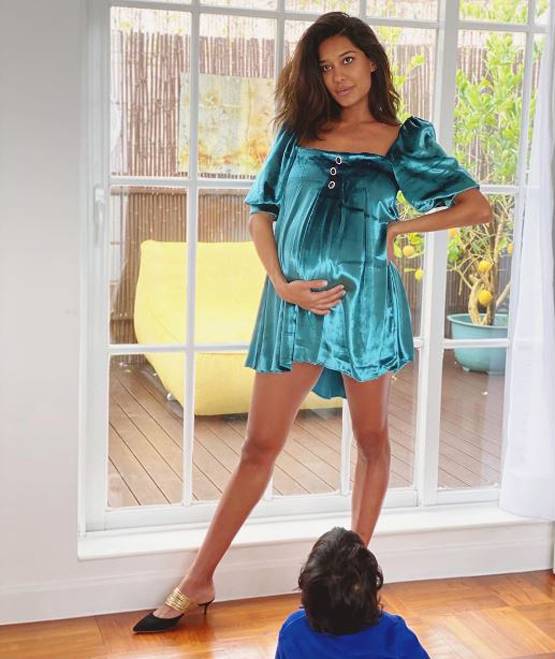 Photos: लीसा हेडन ने फ्लॉन्ट किया बेबी बम्प, बेटे ने किया फोटोबॉम्ब