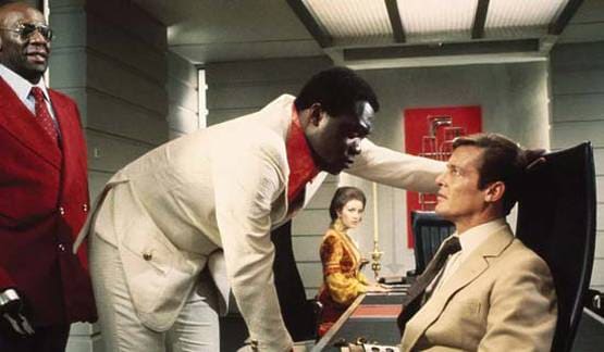 57 सालों से छाया हुआ है जेम्स बॉन्ड, अरबों की हो चुकी है कमाई