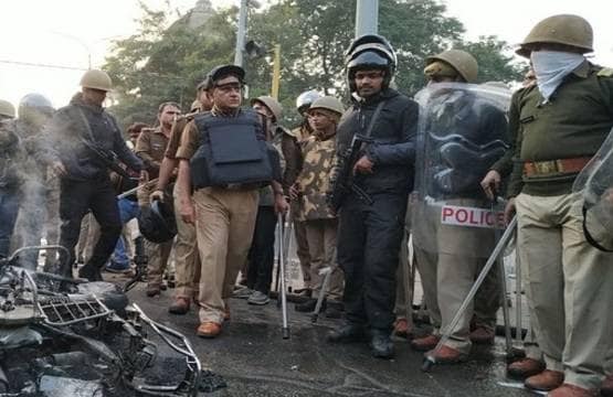 CAA: मेरठ से कानपुर तक, यूपी के जिलों में हिंसा की देखें तस्वीरें