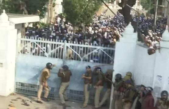 CAA के विरोध में देश भर के 22 कैम्पस 'सुलगे', सड़कों पर छात्र