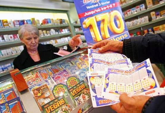 बदली किस्मत, 381 करोड़ जीतकर स्टार्स से भी अमीर हुआ शख्स