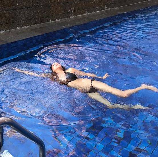 ब्लैक बिकिनी में टीवी की 'डायन' का ग्लैमरस लुक, देखें PHOTOS