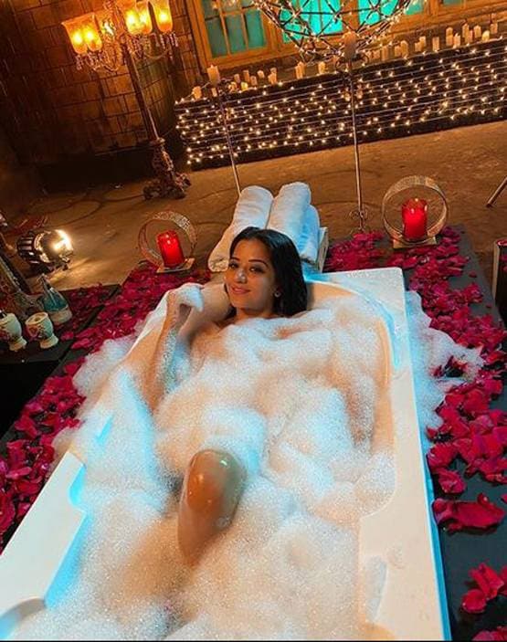 ब्लैक बिकिनी में टीवी की 'डायन' का ग्लैमरस लुक, देखें PHOTOS