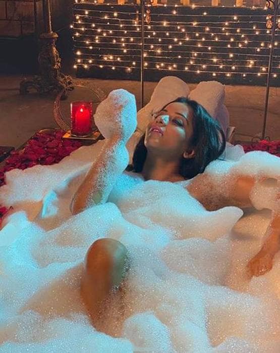 ब्लैक बिकिनी में टीवी की 'डायन' का ग्लैमरस लुक, देखें PHOTOS