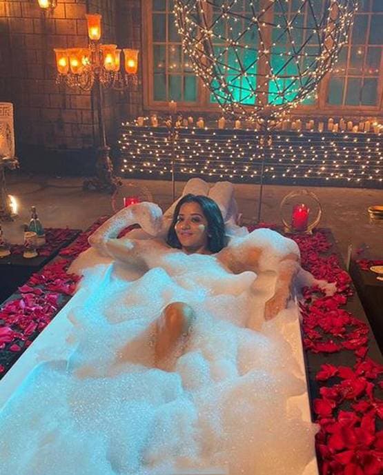 ब्लैक बिकिनी में टीवी की 'डायन' का ग्लैमरस लुक, देखें PHOTOS