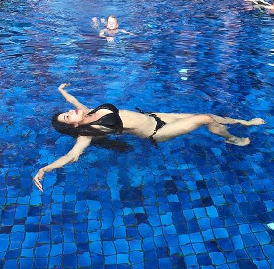 ब्लैक बिकिनी में टीवी की 'डायन' का ग्लैमरस लुक, देखें PHOTOS