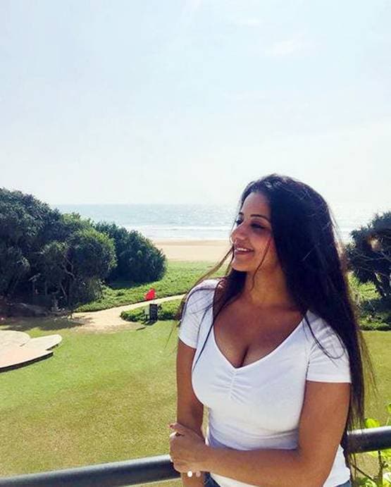 ब्लैक बिकिनी में टीवी की 'डायन' का ग्लैमरस लुक, देखें PHOTOS