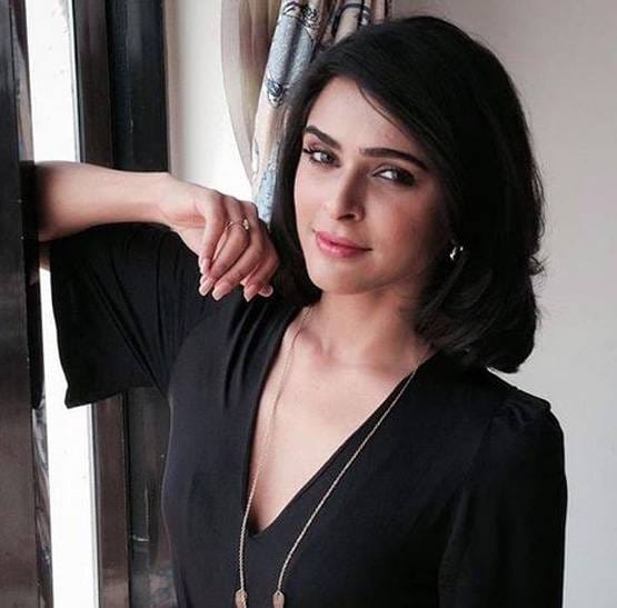 Ex कपल विशाल-मधुरिमा के बीच बढ़ीं नजदीकियां, कंबल के अंदर Kiss करते दिखे