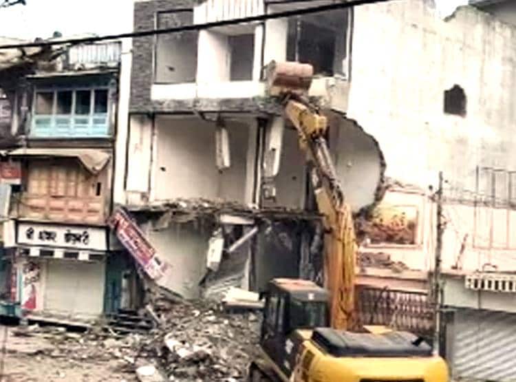 देश के सबसे बड़े अफीम तस्कर की हवेली हुई ध्वस्त, मलबा बन गया 'खजाना'