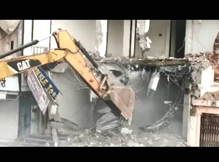 देश के सबसे बड़े अफीम तस्कर की हवेली हुई ध्वस्त, मलबा बन गया 'खजाना'