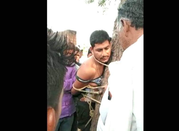 प्रेमिका से मिलने पहुंचा प्रेमी, घरवालों ने पेड़ से बांधकर पीटा, लड़की को बाल पकड़कर घसीटा