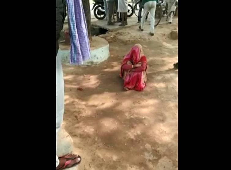 प्रेमिका से मिलने पहुंचा प्रेमी, घरवालों ने पेड़ से बांधकर पीटा, लड़की को बाल पकड़कर घसीटा
