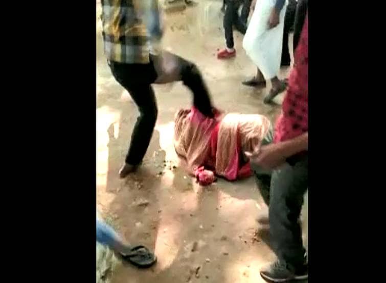 प्रेमिका से मिलने पहुंचा प्रेमी, घरवालों ने पेड़ से बांधकर पीटा, लड़की को बाल पकड़कर घसीटा