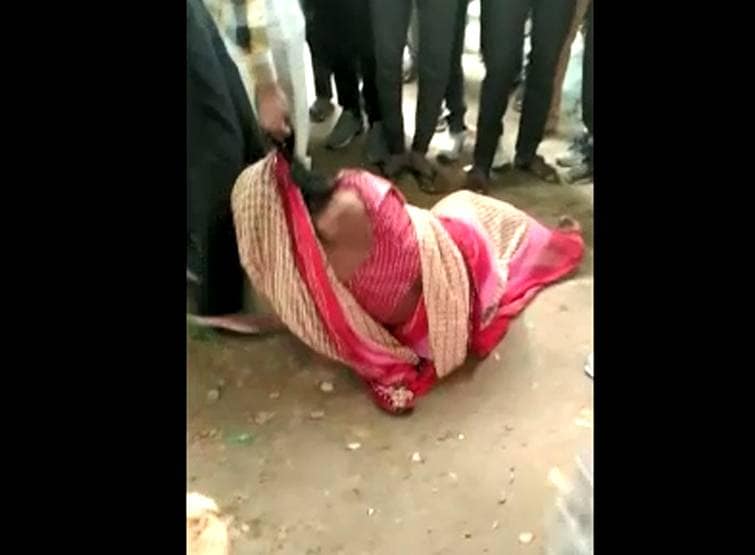 प्रेमिका से मिलने पहुंचा प्रेमी, घरवालों ने पेड़ से बांधकर पीटा, लड़की को बाल पकड़कर घसीटा