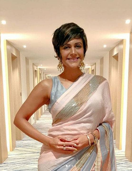 47 साल की उम्र में सुपरफिट हैं मंदिरा, सोशल मीडिया पर दे रहीं फिटनेस गोल्स