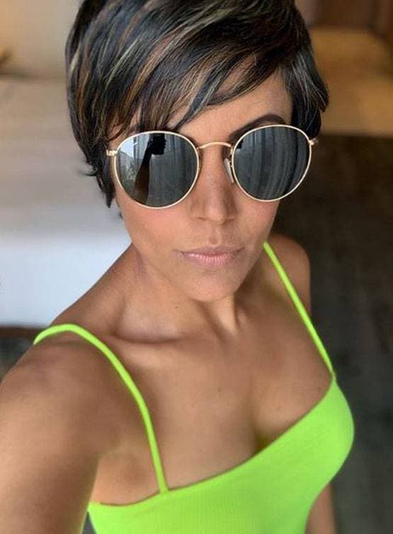 47 साल की उम्र में सुपरफिट हैं मंदिरा, सोशल मीडिया पर दे रहीं फिटनेस गोल्स