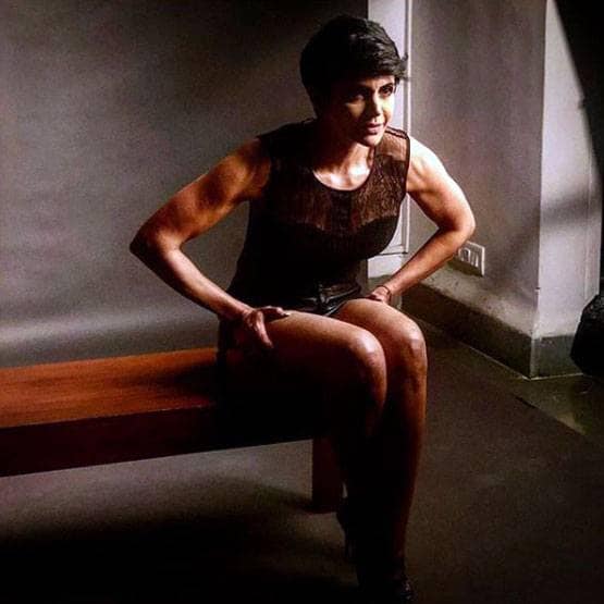 47 साल की उम्र में सुपरफिट हैं मंदिरा, सोशल मीडिया पर दे रहीं फिटनेस गोल्स