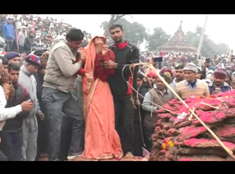 बर्थडे पर घर पहुंचा जवान का पार्थिव शरीर, नवव‍िवाह‍िता ने च‍िता पर दी व‍िदाई