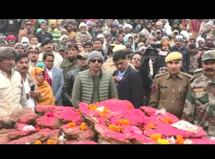 बर्थडे पर घर पहुंचा जवान का पार्थिव शरीर, नवव‍िवाह‍िता ने च‍िता पर दी व‍िदाई