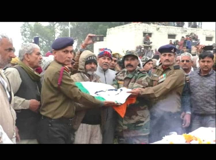 बर्थडे पर घर पहुंचा जवान का पार्थिव शरीर, नवव‍िवाह‍िता ने च‍िता पर दी व‍िदाई