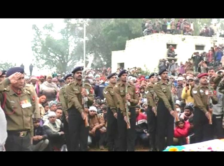 बर्थडे पर घर पहुंचा जवान का पार्थिव शरीर, नवव‍िवाह‍िता ने च‍िता पर दी व‍िदाई