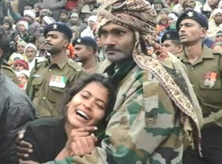 बर्थडे पर घर पहुंचा जवान का पार्थिव शरीर, नवव‍िवाह‍िता ने च‍िता पर दी व‍िदाई