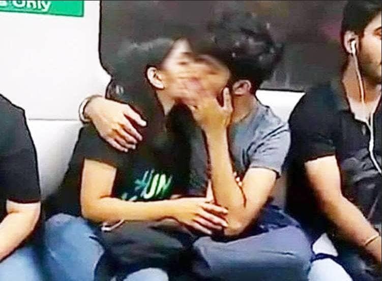 मेट्रो में एक बार फिर Kiss करता हुआ कपल का वीडियो वायरल