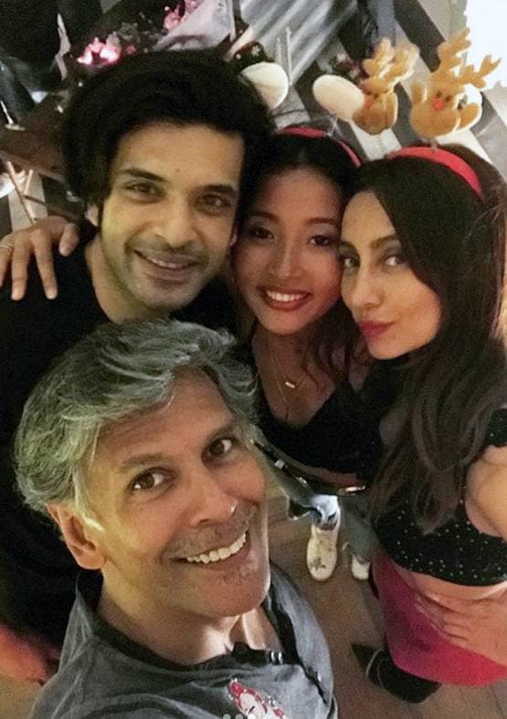 क्रिसमस पर रोमांटिक हुए मिलिंद-अंकिता, दोस्तों संग ऐसे किया सेलिब्रेट