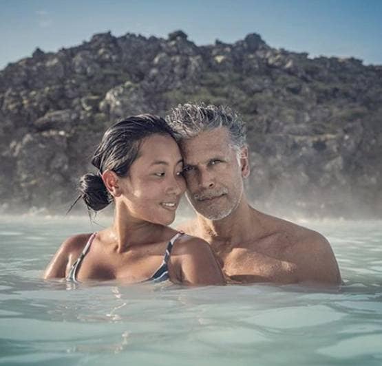 क्रिसमस पर रोमांटिक हुए मिलिंद-अंकिता, दोस्तों संग ऐसे किया सेलिब्रेट