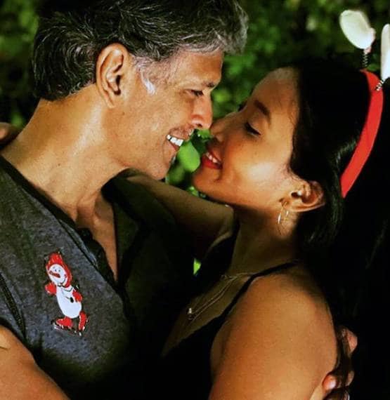 क्रिसमस पर रोमांटिक हुए मिलिंद-अंकिता, दोस्तों संग ऐसे किया सेलिब्रेट