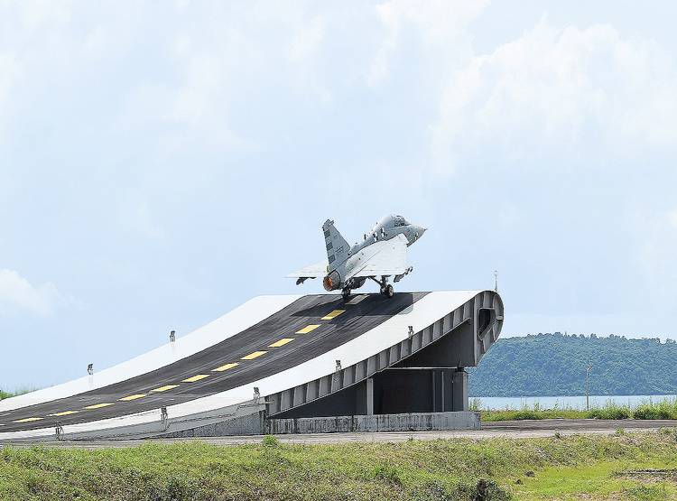 देश में बने इस विमान को खरीद वायुसेना ने बचाए 10 हजार करोड़