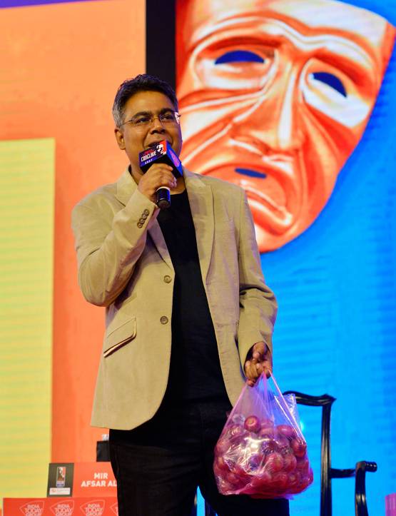 मुंह पर लगाया काला टेप, हाथों में उठाया प्याज, इवेंट में यूं पहुंचे मीर