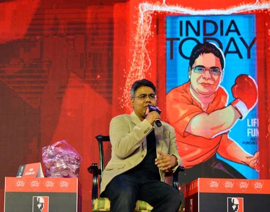 मुंह पर लगाया काला टेप, हाथों में उठाया प्याज, इवेंट में यूं पहुंचे मीर