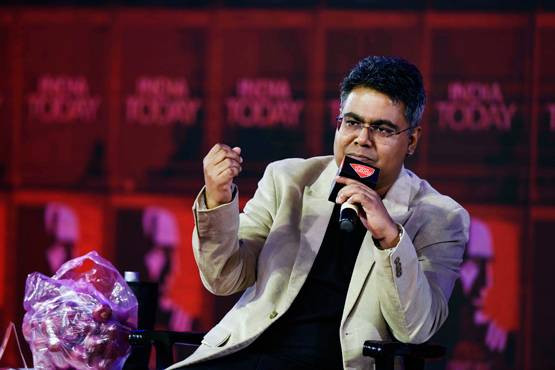 मुंह पर लगाया काला टेप, हाथों में उठाया प्याज, इवेंट में यूं पहुंचे मीर