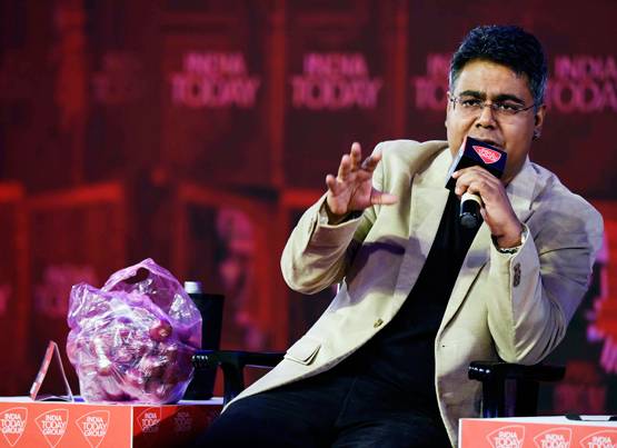 मुंह पर लगाया काला टेप, हाथों में उठाया प्याज, इवेंट में यूं पहुंचे मीर