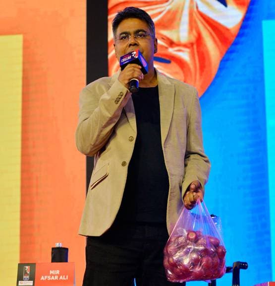 मुंह पर लगाया काला टेप, हाथों में उठाया प्याज, इवेंट में यूं पहुंचे मीर