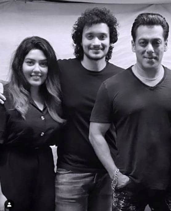 लंदन रिटर्न इंटीरियर डिजाइनर को डेट कर रहे मिथुन के छोटे बेटे