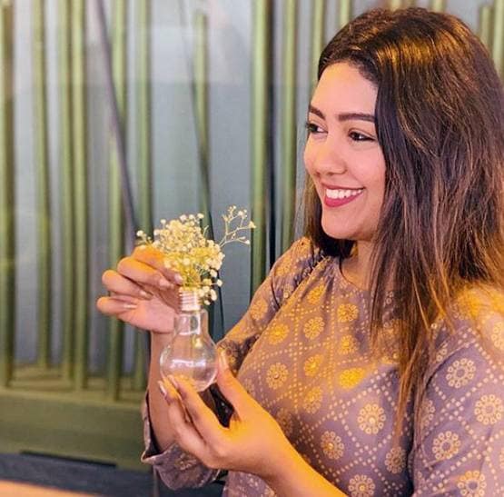 लंदन रिटर्न इंटीरियर डिजाइनर को डेट कर रहे मिथुन के छोटे बेटे