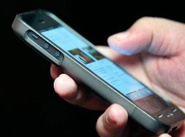 मोबाइल चार्जिंग से भी खाली हो सकते हैं खाते! SBI ने किया अलर्ट