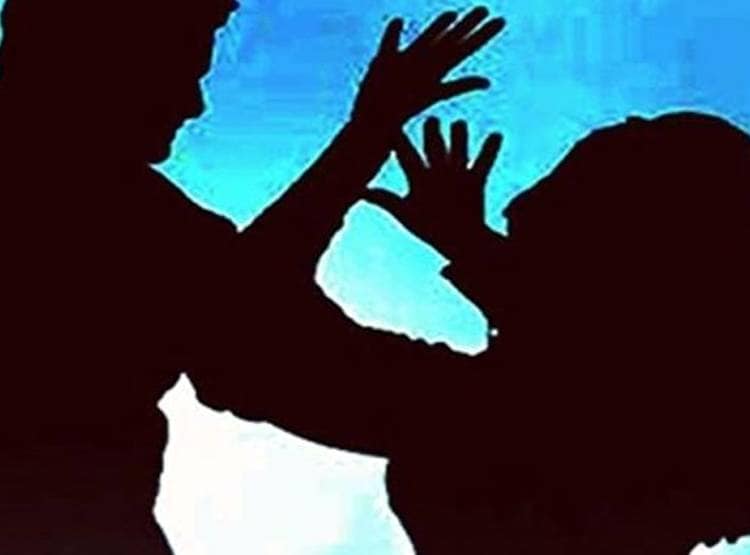 एक्ट्रेस से भीड़ करती रही छेड़छाड़, लोग बनाते रहे वीड‍ियो