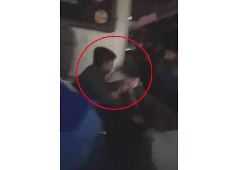 एक्ट्रेस से भीड़ करती रही छेड़छाड़, लोग बनाते रहे वीड‍ियो