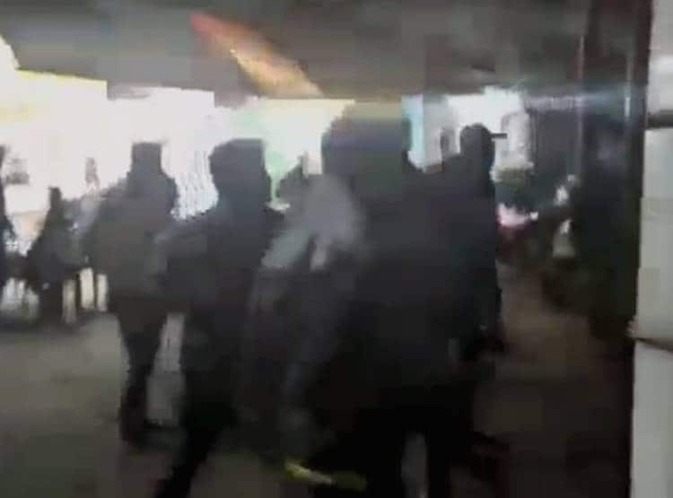 एक्ट्रेस से भीड़ करती रही छेड़छाड़, लोग बनाते रहे वीड‍ियो