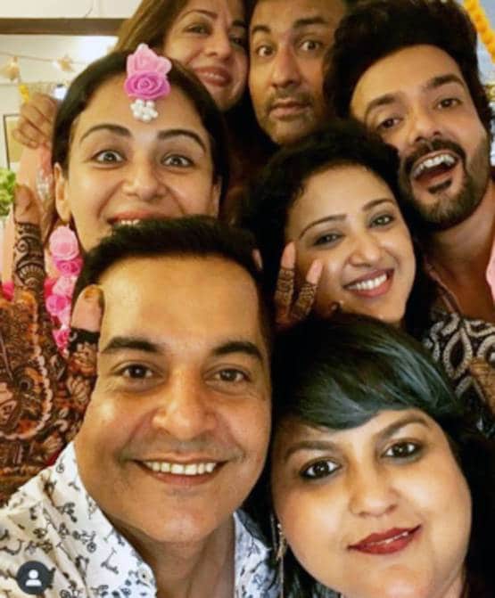 मोना सिंह के हाथों में रची मेहंदी, पहुंचे चुनिंदा मेहमान, शुरू सात फेरों की तैयारी