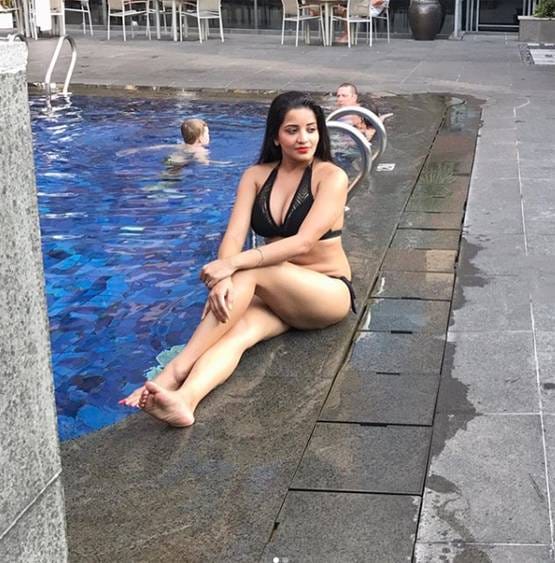 रेड मोनोकनी में टीवी एक्ट्रेस मोनालिसा ने फ्लॉन्ट किया बोल्ड लुक