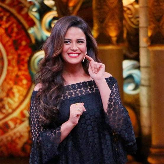 मोना सिंह के हाथों में रची मेहंदी, पहुंचे चुनिंदा मेहमान, शुरू सात फेरों की तैयारी